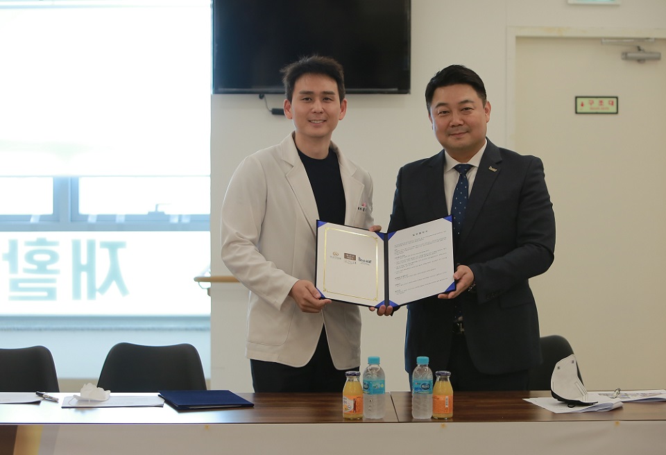 김의중(사진 왼쪽)병원장과 최동열(사진 오른쪽)대표가 업무협약을 체결한뒤 기념촬영을 하고 있다.