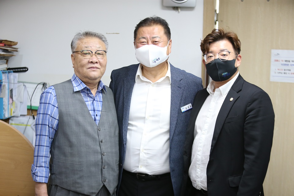사진 왼쪽부터 김순철출입기자실 고문, 김경일(가운데)시장과 목진혁운영위원장이 잠시 포즈를 취했다.