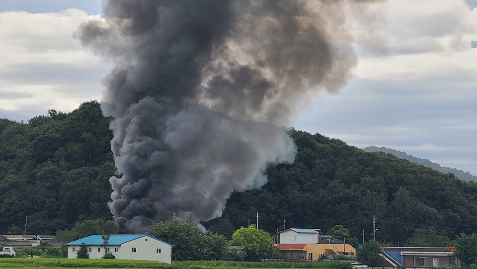 화재가 발생한 농가에서 검은 연기가 피어오르고 있다.