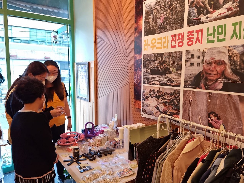 캠페인에 참여한 시민들이 바자회 물품을 고르고 있다.