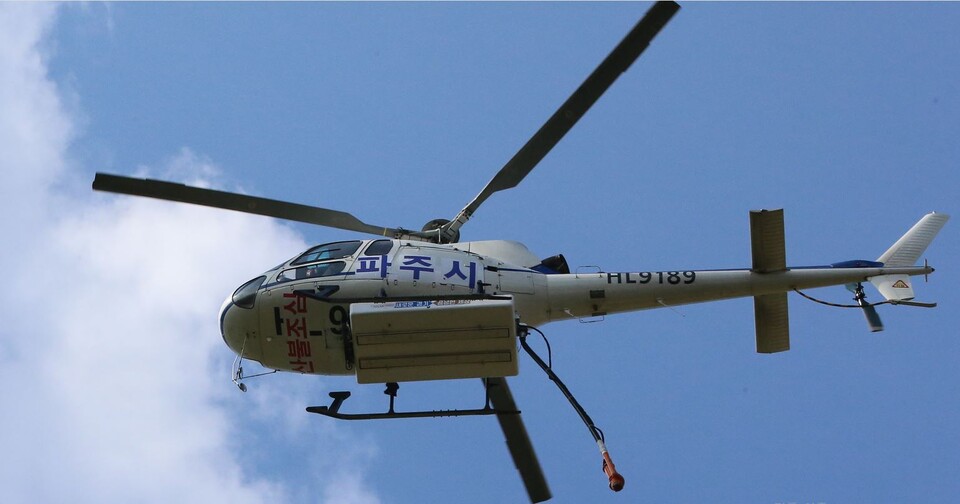 파주시와 산불조심이 래핑된 HL9189 헬기가 시야에 들어서며 저공비행으로 법원읍 소재 타이거골프장 상공을 통과하고 있다. 