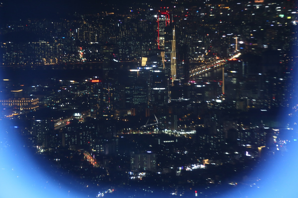 착륙하기전 서울 상공에서 기내 창으로 내려다 본 여의도의 마천루 야경