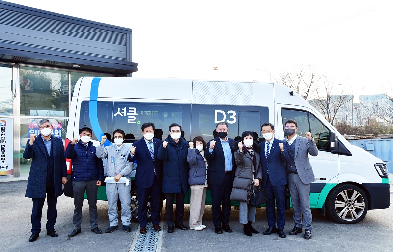 김경일시장과 관계자들이 부르미 버스를 배경으로 화이팅을 외치며 기념촬영을 하고 있다. 