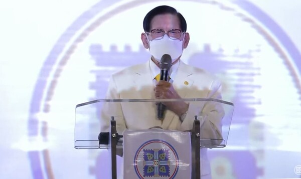 이만희 총회장이 24일 필리핀 목회자를 대상으로 한 말씀대성회에서 특별강연을 하고 있다.