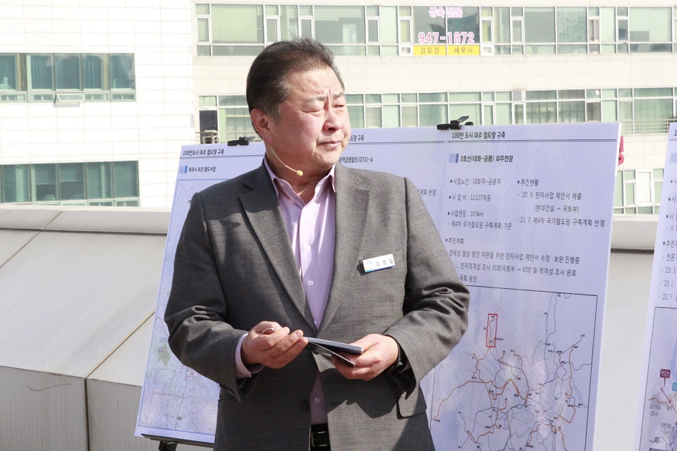 김경일시장이 브리핑 도중 잠시 디젤의 프로젝트 사항을 살펴보고 있다.