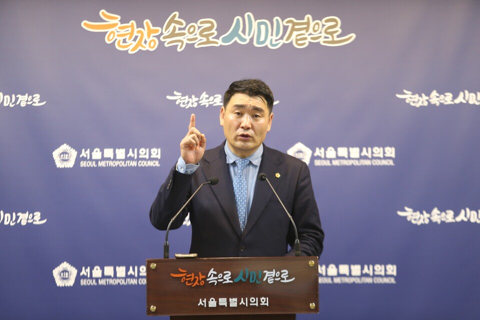 박환희 운영위원장이 23일 시의회 출입기자실에서 가진 2023년 신년 기자회견에서 운영위의 지속가능한 의정사항을 발표하고 있다.