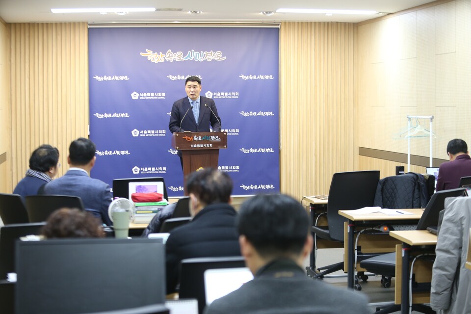 박환희위원장이 취재진의 질문에 답변을 하고 있다.