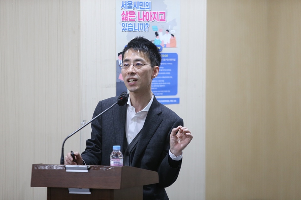 일하는 시민연구소의 김종진 소장이 '서울시 노동정책 평가와 과제'를 주제로 발제를 하고 있다.