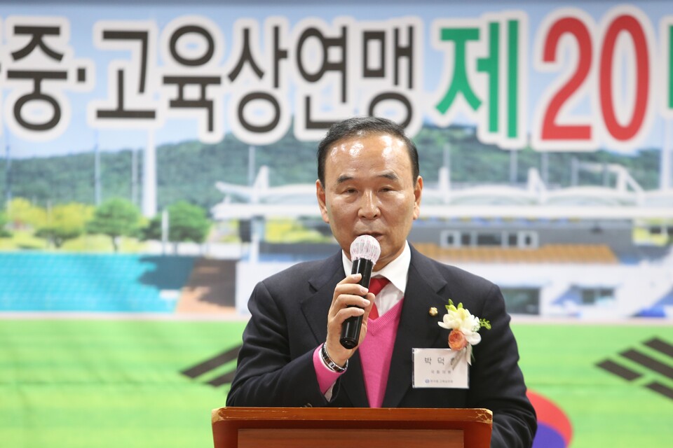 국민의힘 박덕흠의원이 1일 보은군 속리면내 레이크호텔에서 열린 한국중고육상연맹 회장 취임식에서 축사를 하고 있다.