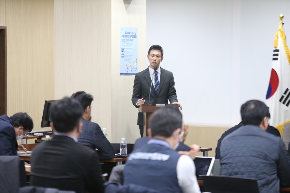 전국금노련의 김현준 KDB산업은행 위원장이 '시장형 정책금융기관 한국산업은행의 역할'을 주제로 발제를 하고 있다.