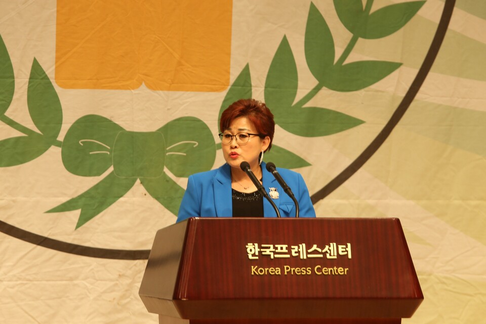 국민연대 문화예술단의 가수 곽인숙 초대단장이 인사말을 하고 있다.