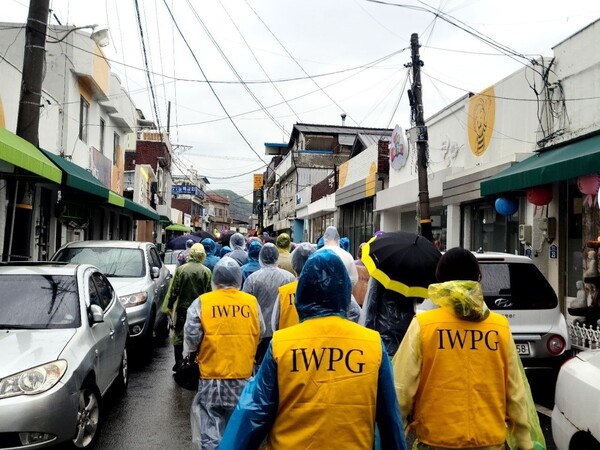 IWPG 파주지부 회원들이 11일 용주골 성매매 집결지 일원에서 실시된 '여행길 걷기'에 참여했다.