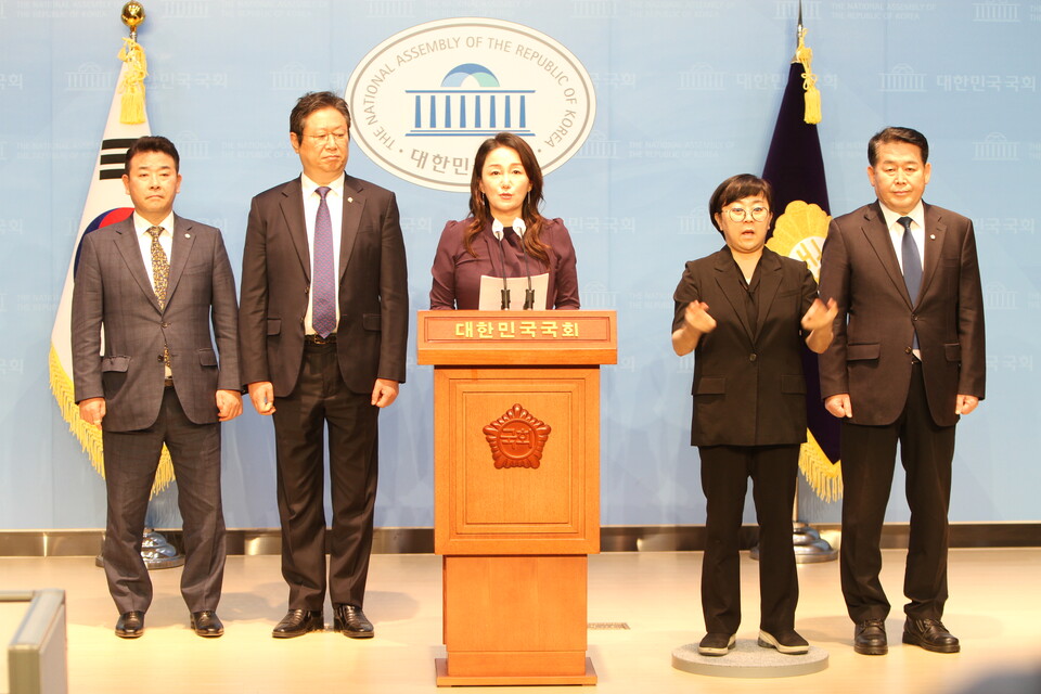 민주당 외통위 소속 이재정의원이 12일 오후 국회 소통관에서 기자회견에 앞서 모두발언을 하고 있다.