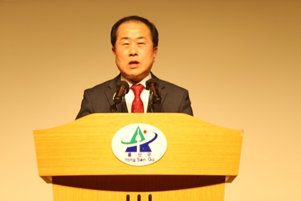 서울시의회의 김용호 의원이 18일 오후 용산구청 아트홀에서 열린 시니어 건강 댄조 캠페인에서 인사말을 하고 있다.