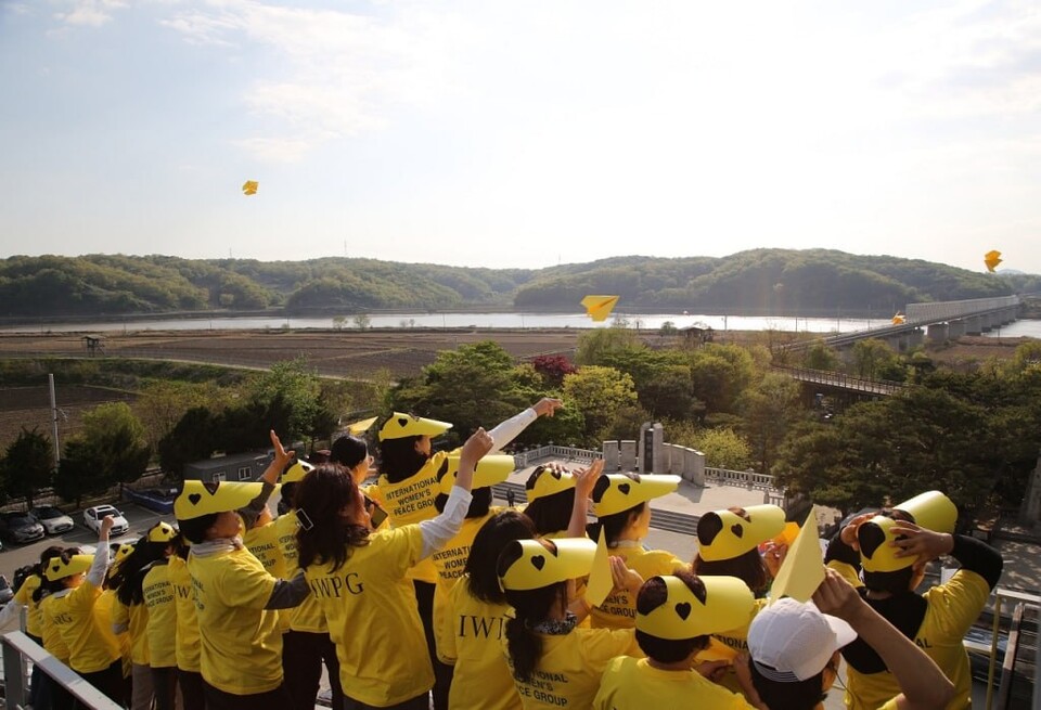 참가자들이 북쪽을 향해 노랑 종이비행기를 힘차게 날려 보내고 있다./사진=글로벌7국 제공