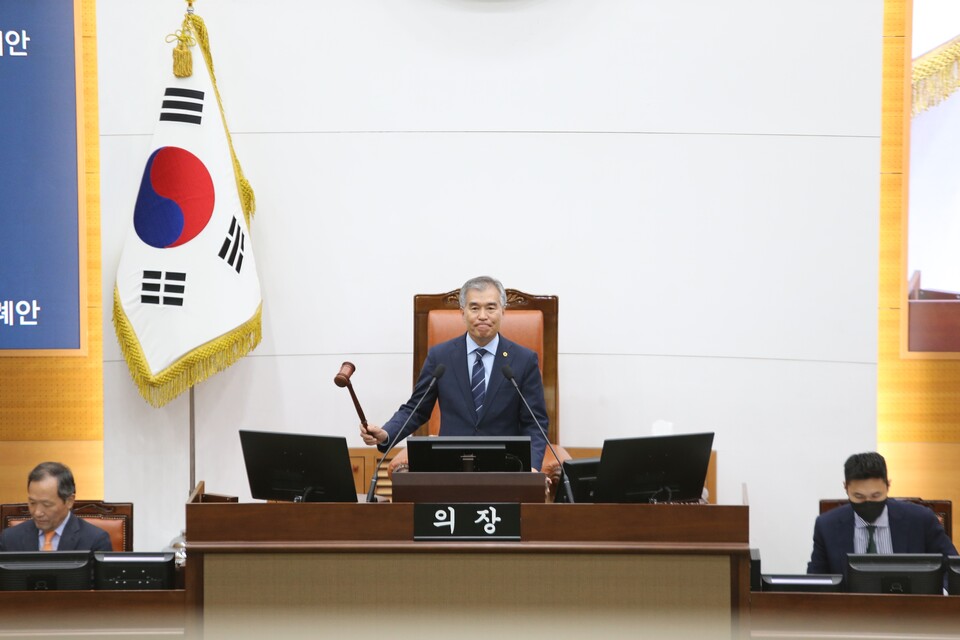 김현기 의장이 본회의에서 의사봉을 두드리고 있다.