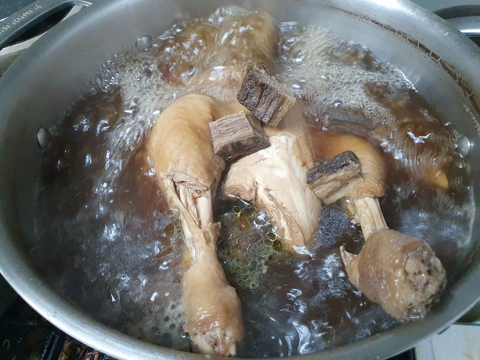 미삭가들의 구미를 사로잡는 건강식으로 옷닭에 칡을 넣어 오랜시간 끓이는 기법으로 하원기뮤지션은 독보적인 진미를 빚어낸다. 