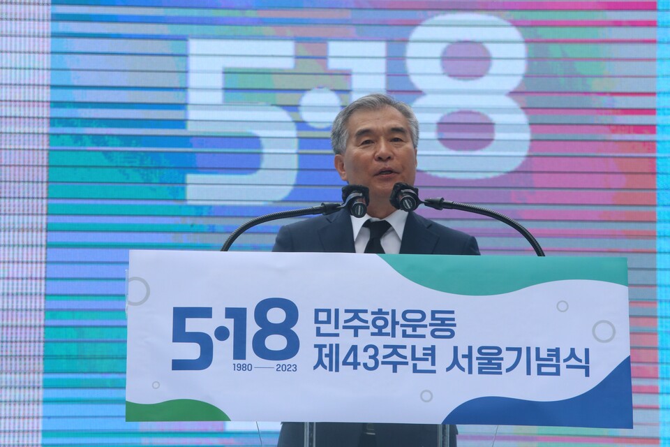 서울시의회의 김현기 의장이 18일 오전 청계광장에서 거행된 5·18 민주화운동 제43주년 기념 서울행사에서 기념사를 발표하고 있다.