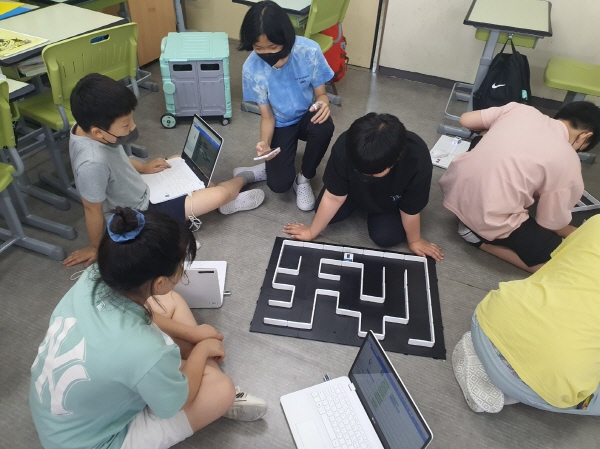 봉현초 학생들이 협력적 문제해결 프로젝트를 인공지능(AI)으로 활용해 수행중이다. 
