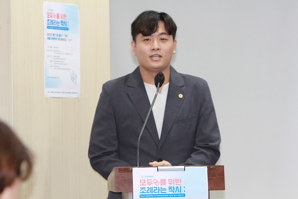 서울시의회의 박강산의원이 개회사를 하고 있다.