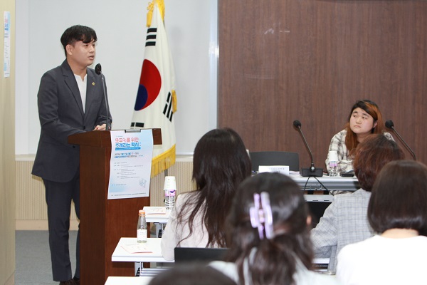 서울시의회 교육상임위의 박강산 시의원이 개회사를 발표하고 있다.