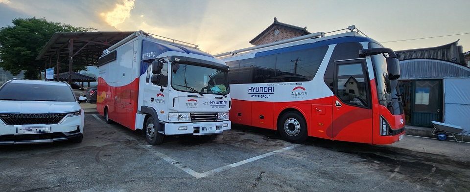 현지 마을주민을 위해 구호 활동에 투입된 힐링 버스와 세탁 구호차량 