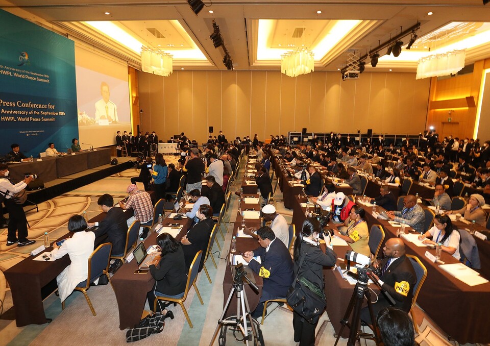 18일 오전 인천 그랜드하얏트 호텔에서 HWPL 9·18 평화 만국회의 9주년 기념식이 개최된 가운데, 기자회견이 진행되고 있다.