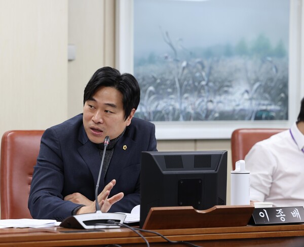 서울시의회 문체위의 이종배 의원이 질의를 하고 있다.