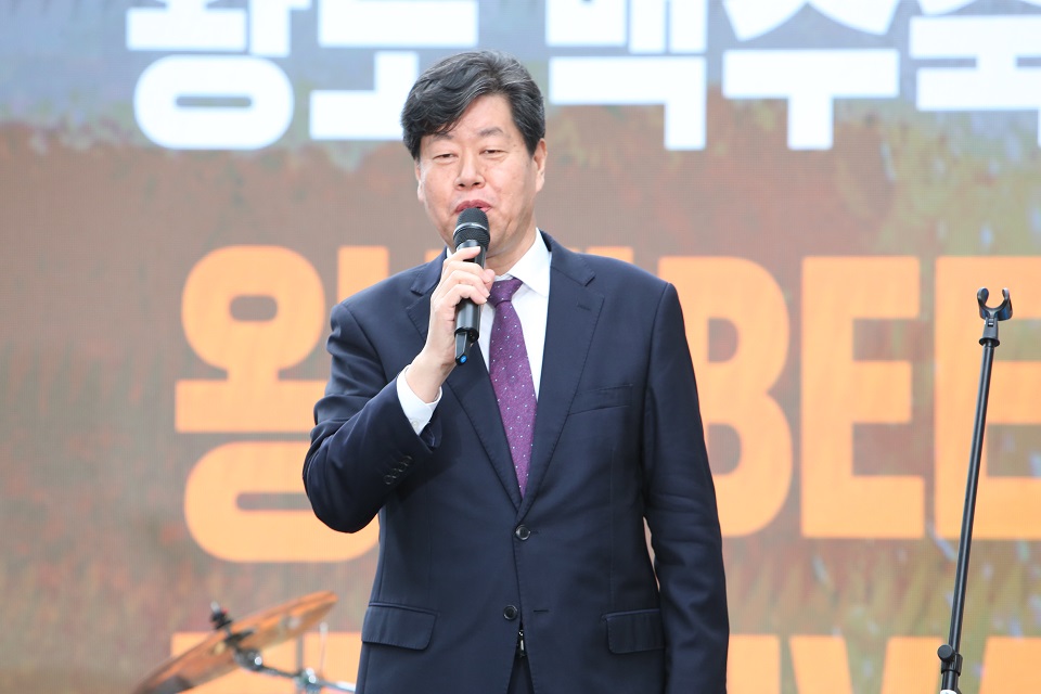 서울특별시의 김의승행정제1부시장이 축사를 하고 있다.