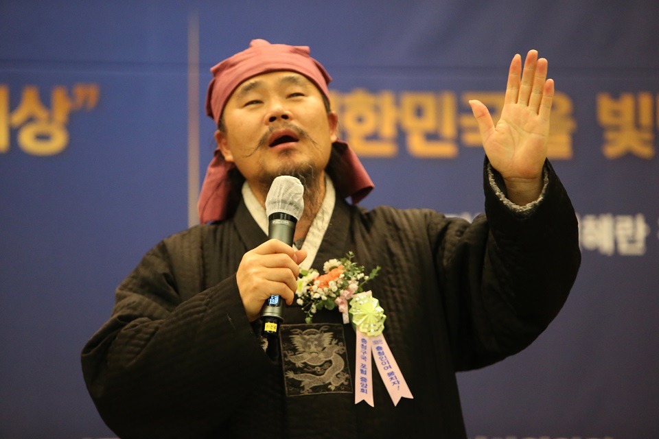 '청학동훈장'으로 익히 알려진 트롯트 가수 김다현의 아버지 김봉곤 씨가 초청강연회에서 발제를 하고 있다. 