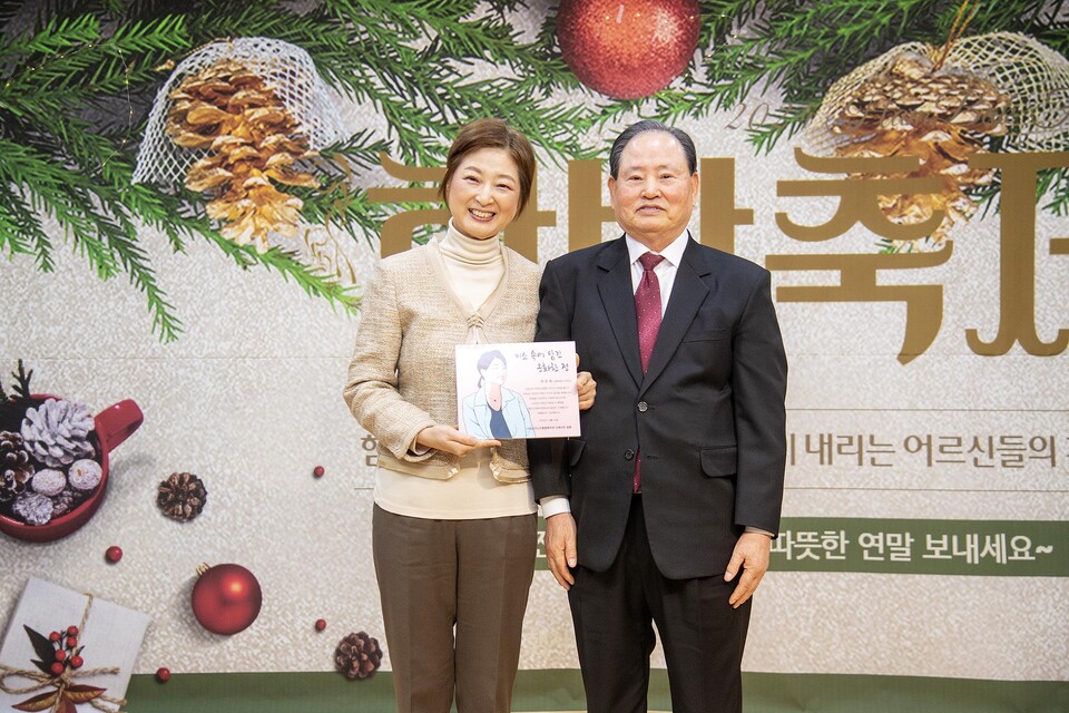 서울시의회 교육위의 최유희시의원이 감사패를 수상한후 기념촬영을 하고 있다.