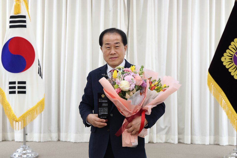 서울시의회의 김용호 의원이 27일 제14회 우수의정 대상을 수상한 뒤 기념촬영을 하고 있다.