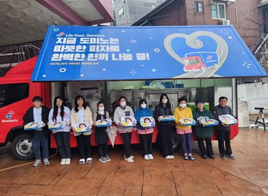 동명노인복지센터를 방문한 도미노피자 직원들과 김병한 원장(맨 오른쪽)