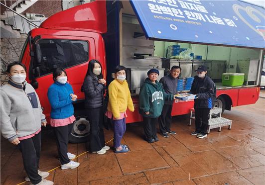 김병한 원장에게 피자를 전달하는 도미노피자 직원들