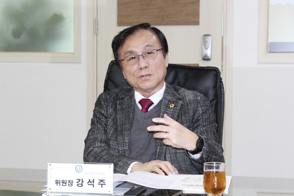 서울시의회의 강석주보건복지위원장이 22일 출입기자와의 간담회에서 의정활동에 대해 설명을 하고 있다.