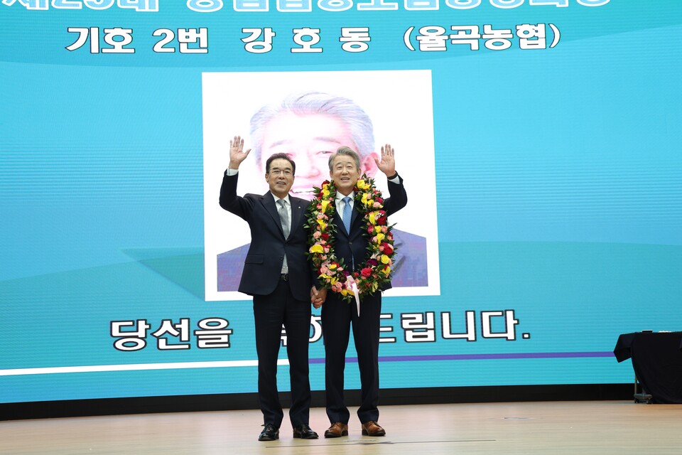 강호동(오른쪽) 당선자가 감사의 손을 흔들며 잠시 포즈를 취했다. 