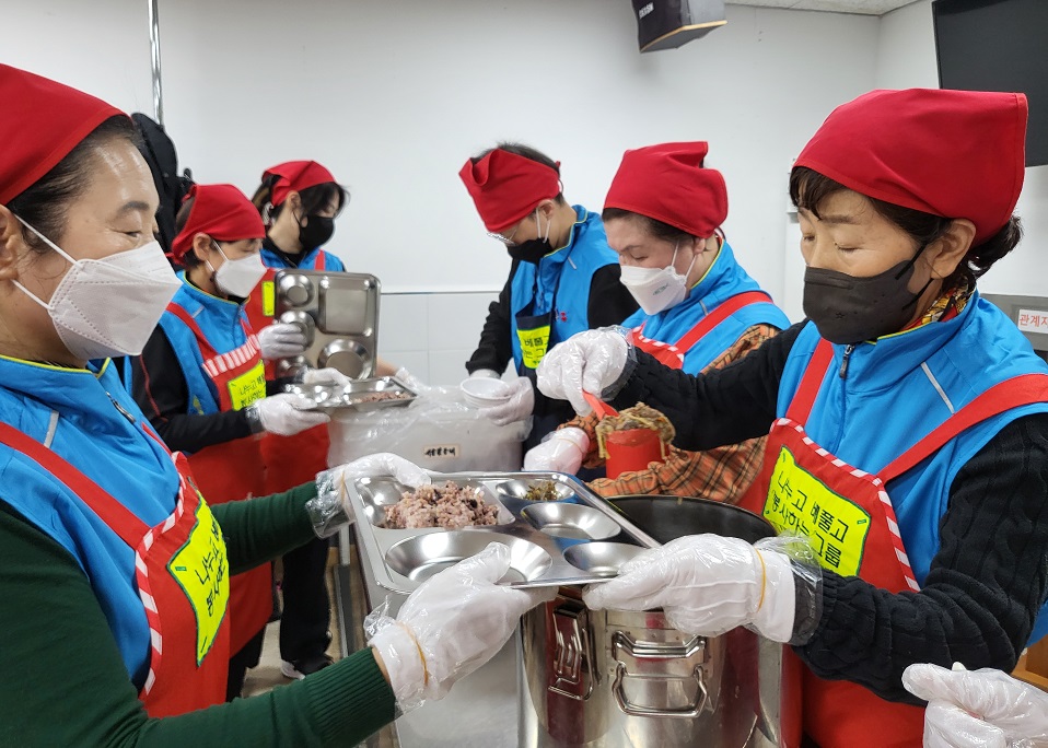 나베봉 참가자들이 무료급식 봉사활동에 참여한 가운데 배식 활동에 나서 손놀림이 분주하다. 
