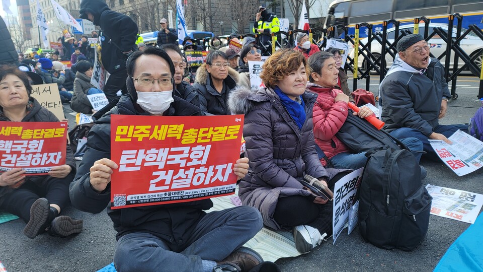17일 오후 서울시청과 숭례문앞 대로에서 진행된 촛불대행진 행사장에서 손팻말을 들고 평화시위에 참여하고 있다. 