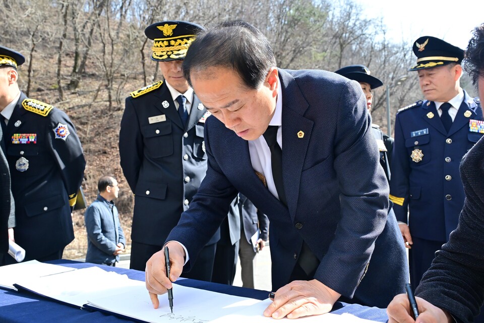 서울시의회의 김용호 의원이 분향에 앞서 방명록에 서명하고 있다./사진=김용호 시의원실 제공
