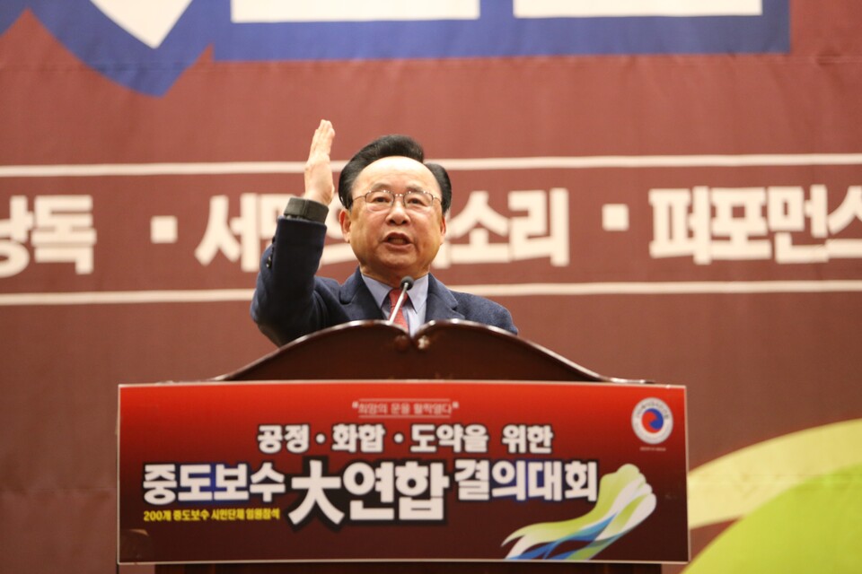새시대국민연합의 상임고문인 이주영 전국회부의장이 축사를 하고 있다.