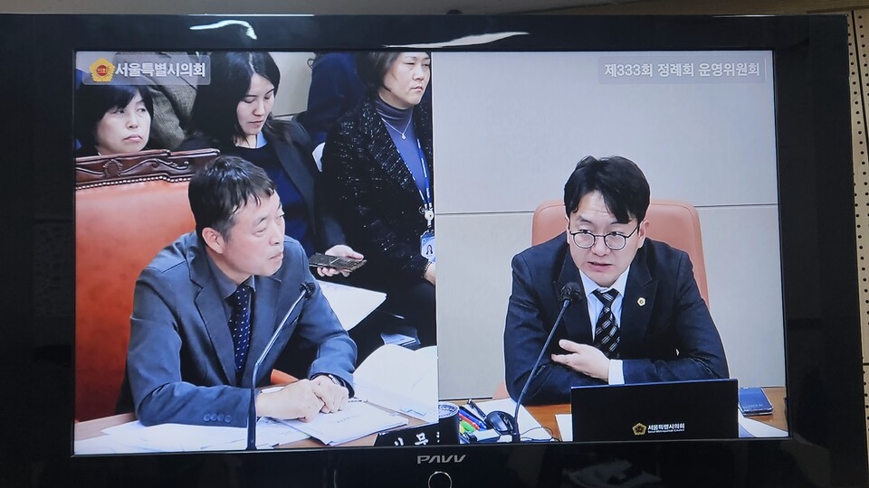 서울시의회 운영위 소속의 이상욱위원이 17일 제333회 정례회에서 서울시의회의 상주출입기자단의 필요성에 대해 김용석사무처장을 상대로 집중질의를 하고 있다./사진=이민희(서울뉴스통신) 기자